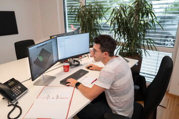 Mitarbeiter plant am PC